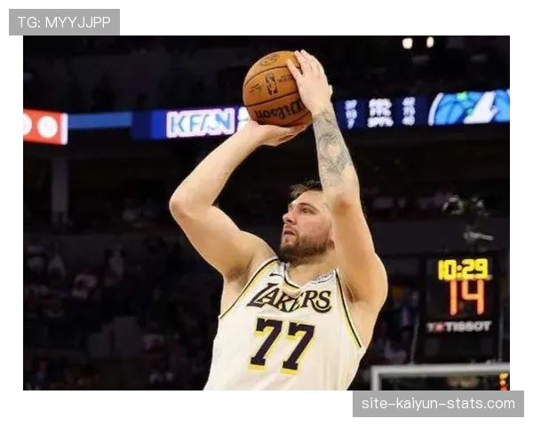 东契奇利用挡拆创造机会提升效率，拉开与比尔得分差距